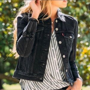 Levi’s Denim vintage wash Black Jean jacket with bow sleeves size M medium